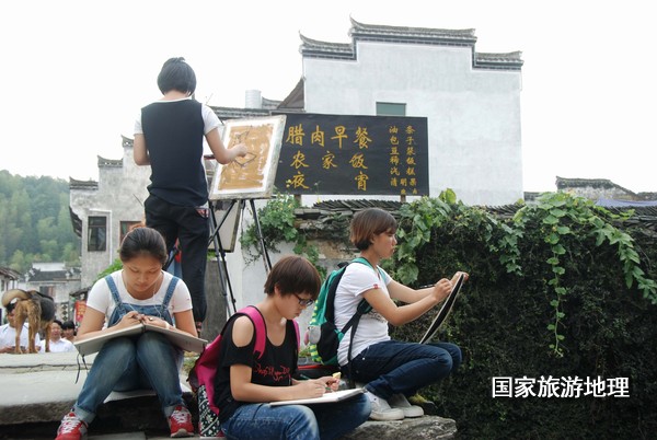 　　9月13日，座落在婺源縣秋口鎮(zhèn)李坑村“小橋、流水、人家”創(chuàng)作寫生基地的李坑章文灑店農(nóng)家樂(lè)。