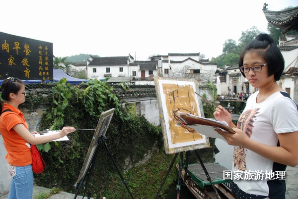 　　9月13日，座落在婺源縣秋口鎮(zhèn)李坑村“小橋、流水、人家”創(chuàng)作寫生基地的李坑章文灑店農(nóng)家樂(lè)。