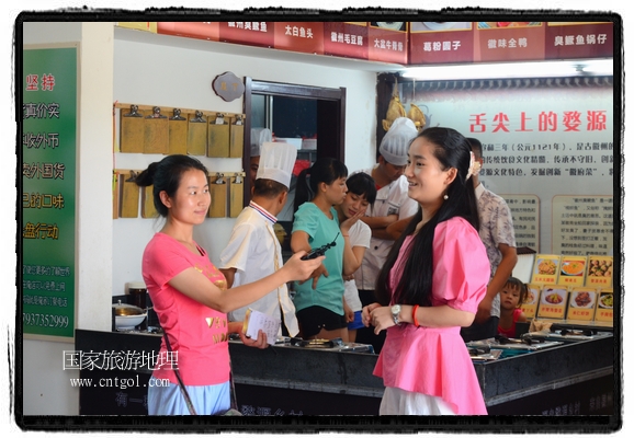 此次攝制組通過(guò)拍攝婺源代表名菜糊豆腐、粉蒸肉、荷包紅魚、賽鵝頸及地方小吃清明果、灰汁果、糯米子糕等來(lái)詮釋婺源美食經(jīng)典，展示婺源食文化，打造獨(dú)屬婺源的美食符號(hào)。