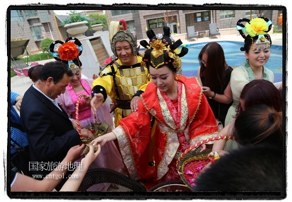 6月19日，端午節(jié)的前一天，甘肅平?jīng)鍪嗅轻紖^(qū)南山公園澳廈麗灣小區(qū)“邀請(qǐng)”唐朝被譽(yù)為四大美女之一的“楊貴妃”前來(lái)與市民見(jiàn)面，共度“端午佳節(jié)”。期間，“貴妃娘娘”由一名解說(shuō)人員做向?qū)?，與小區(qū)居民一同游玩、賞景、互敬酒水、合影留念，并現(xiàn)場(chǎng)贈(zèng)送大人小孩粽子、香包和糖果。