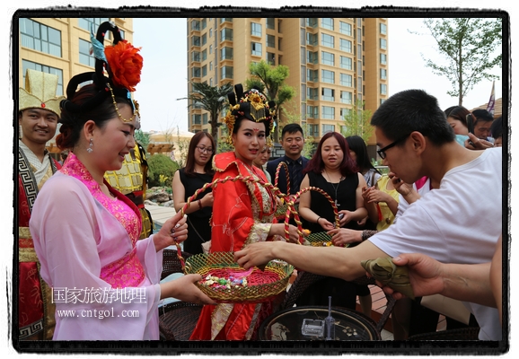 6月19日，端午節(jié)的前一天，甘肅平?jīng)鍪嗅轻紖^(qū)南山公園澳廈麗灣小區(qū)“邀請(qǐng)”唐朝被譽(yù)為四大美女之一的“楊貴妃”前來(lái)與市民見(jiàn)面，共度“端午佳節(jié)”。期間，“貴妃娘娘”由一名解說(shuō)人員做向?qū)?，與小區(qū)居民一同游玩、賞景、互敬酒水、合影留念，并現(xiàn)場(chǎng)贈(zèng)送大人小孩粽子、香包和糖果。