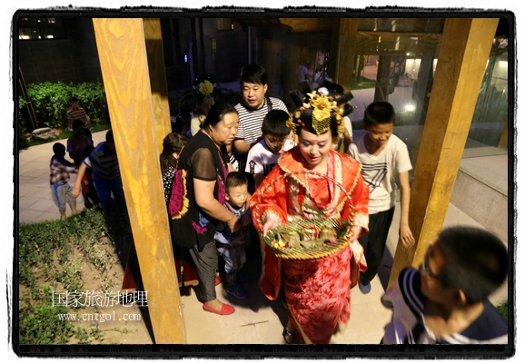 6月19日，端午節(jié)的前一天，甘肅平?jīng)鍪嗅轻紖^(qū)南山公園澳廈麗灣小區(qū)“邀請(qǐng)”唐朝被譽(yù)為四大美女之一的“楊貴妃”前來(lái)與市民見(jiàn)面，共度“端午佳節(jié)”。期間，“貴妃娘娘”由一名解說(shuō)人員做向?qū)?，與小區(qū)居民一同游玩、賞景、互敬酒水、合影留念，并現(xiàn)場(chǎng)贈(zèng)送大人小孩粽子、香包和糖果。