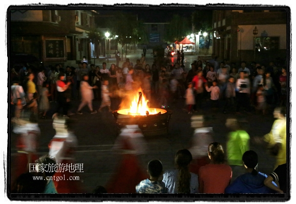 甘肅平?jīng)鍪嗅轻脊沛?zhèn)舉辦了篝火晚會，1000余名市民參與其中，大家載歌載舞，在歡快熱鬧的氣氛中為每一位父親送祝福。父親節(jié)（Father's Day），顧名思義是感恩父親的節(jié)日。約始于二十世紀(jì)初，起源于美國，現(xiàn)已廣泛流傳于世界各地，節(jié)日日期因地域而存在差異。