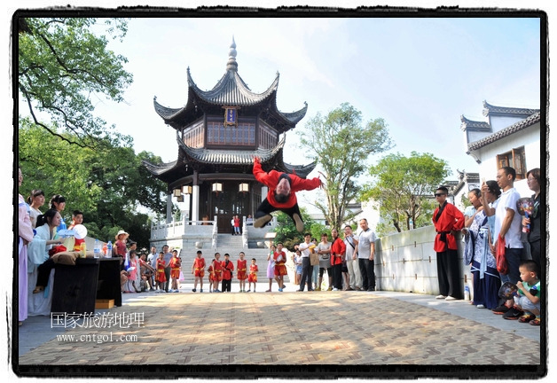 6月20日，小朋友們和中國武術(shù)愛好者們?cè)诮魇℃脑纯h熹園景區(qū)表演中國傳統(tǒng)的中國武術(shù)功夫，吸引許多游人前來駐足觀看。當(dāng)日是中國傳統(tǒng)的端午節(jié)，江西省婺源縣的中國武術(shù)愛好者們通過表演中國武術(shù)功夫，打太極，表演了少林棍、硬氣功、自選拳等少林寺功夫，讓孩子們從小學(xué)習(xí)中國武術(shù)，傳承中國武德，感受先人過端午的氛圍。