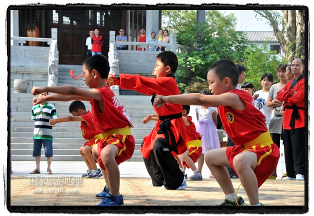 6月20日，小朋友們和中國武術(shù)愛好者們?cè)诮魇℃脑纯h熹園景區(qū)表演中國傳統(tǒng)的中國武術(shù)功夫，吸引許多游人前來駐足觀看。當(dāng)日是中國傳統(tǒng)的端午節(jié)，江西省婺源縣的中國武術(shù)愛好者們通過表演中國武術(shù)功夫，打太極，表演了少林棍、硬氣功、自選拳等少林寺功夫，讓孩子們從小學(xué)習(xí)中國武術(shù)，傳承中國武德，感受先人過端午的氛圍。