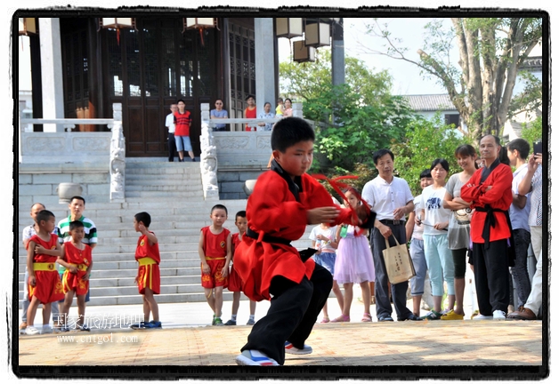 6月20日，小朋友們和中國武術(shù)愛好者們?cè)诮魇℃脑纯h熹園景區(qū)表演中國傳統(tǒng)的中國武術(shù)功夫，吸引許多游人前來駐足觀看。當(dāng)日是中國傳統(tǒng)的端午節(jié)，江西省婺源縣的中國武術(shù)愛好者們通過表演中國武術(shù)功夫，打太極，表演了少林棍、硬氣功、自選拳等少林寺功夫，讓孩子們從小學(xué)習(xí)中國武術(shù)，傳承中國武德，感受先人過端午的氛圍。