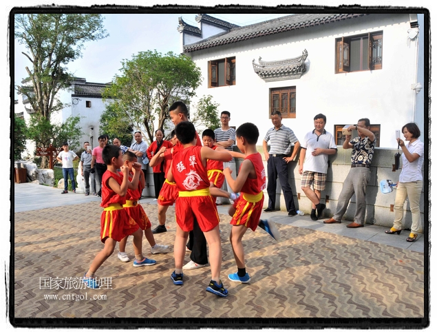 6月20日，小朋友們和中國武術(shù)愛好者們?cè)诮魇℃脑纯h熹園景區(qū)表演中國傳統(tǒng)的中國武術(shù)功夫，吸引許多游人前來駐足觀看。當(dāng)日是中國傳統(tǒng)的端午節(jié)，江西省婺源縣的中國武術(shù)愛好者們通過表演中國武術(shù)功夫，打太極，表演了少林棍、硬氣功、自選拳等少林寺功夫，讓孩子們從小學(xué)習(xí)中國武術(shù)，傳承中國武德，感受先人過端午的氛圍。