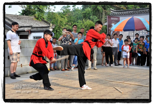 6月20日，小朋友們和中國武術(shù)愛好者們?cè)诮魇℃脑纯h熹園景區(qū)表演中國傳統(tǒng)的中國武術(shù)功夫，吸引許多游人前來駐足觀看。當(dāng)日是中國傳統(tǒng)的端午節(jié)，江西省婺源縣的中國武術(shù)愛好者們通過表演中國武術(shù)功夫，打太極，表演了少林棍、硬氣功、自選拳等少林寺功夫，讓孩子們從小學(xué)習(xí)中國武術(shù)，傳承中國武德，感受先人過端午的氛圍。