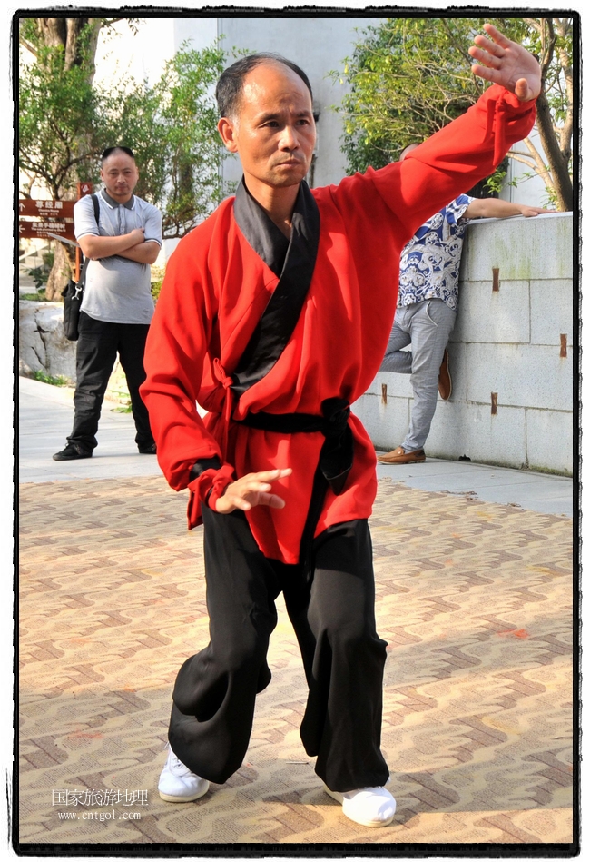 6月20日，小朋友們和中國武術(shù)愛好者們?cè)诮魇℃脑纯h熹園景區(qū)表演中國傳統(tǒng)的中國武術(shù)功夫，吸引許多游人前來駐足觀看。當(dāng)日是中國傳統(tǒng)的端午節(jié)，江西省婺源縣的中國武術(shù)愛好者們通過表演中國武術(shù)功夫，打太極，表演了少林棍、硬氣功、自選拳等少林寺功夫，讓孩子們從小學(xué)習(xí)中國武術(shù)，傳承中國武德，感受先人過端午的氛圍。